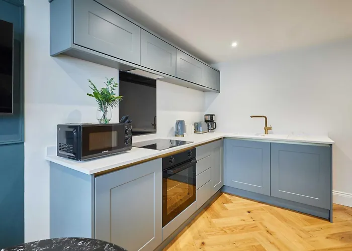 Host And - The Seaview Lookout *